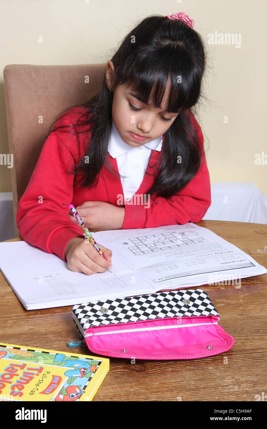 A 9 ans, fille de faire ses devoirs. Banque D'Images