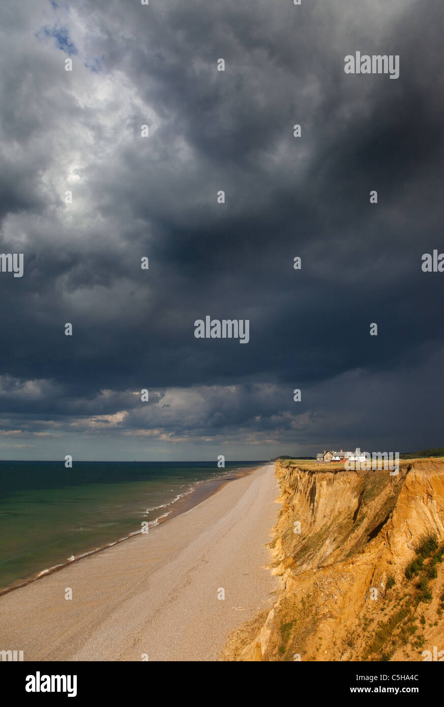 Coastal cottages & Norfolk Weybourne chemin est à l'orage Banque D'Images