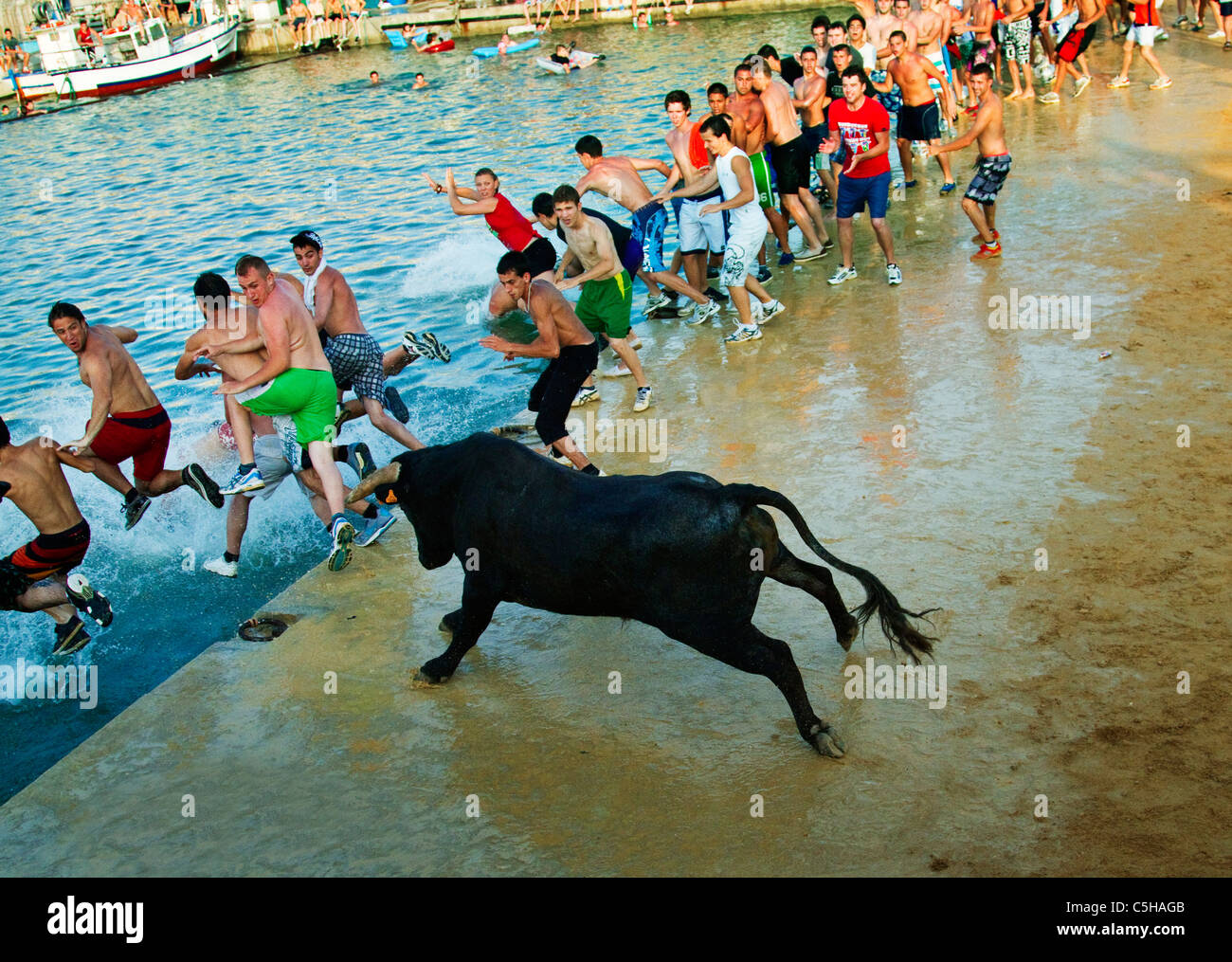 Les jeunes fêtards espagnol au "Bous a la mar" ou Bulls à la fête de la mer à Denia, Espagne 2011 Banque D'Images