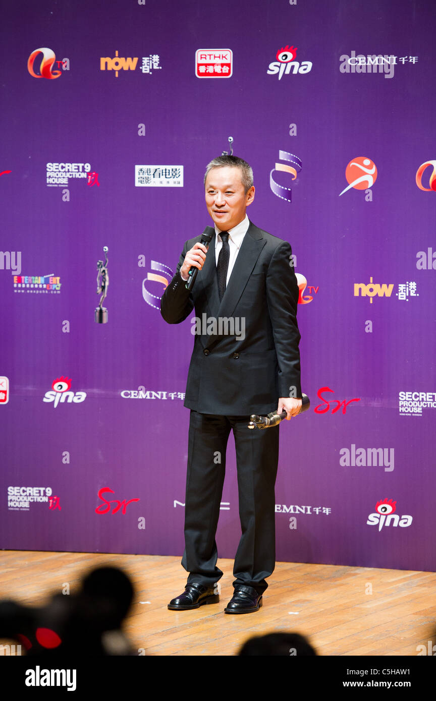 Teddy Chen Directeur pose avec son prix du meilleur réalisateur pour le film 'Gardes du Corps et assassins', 29e Hong Kong Film Awards 2010 Banque D'Images