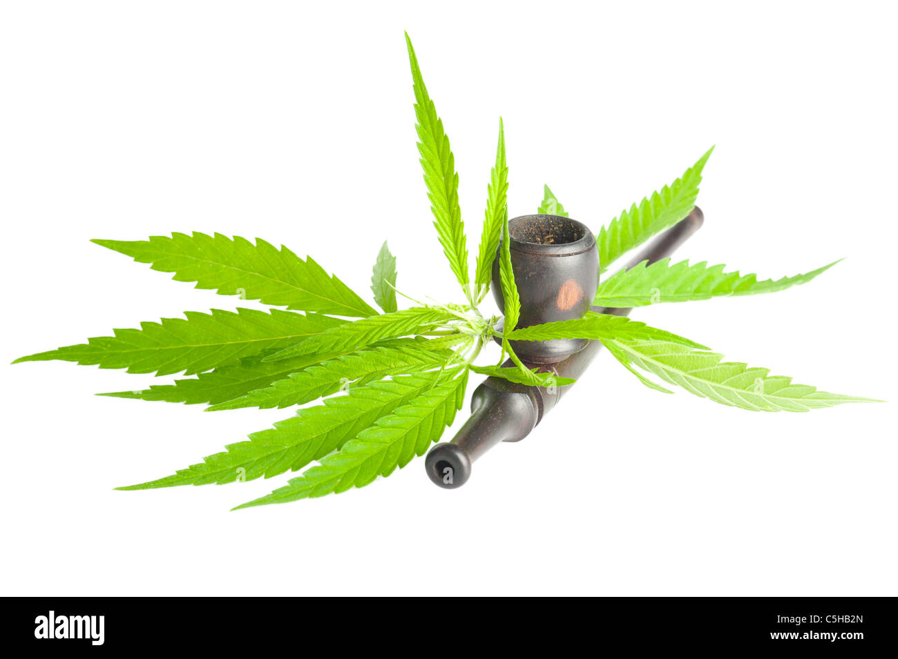 Le Cannabis. Feuilles de marijuana pipe et isolé sur fond blanc Banque D'Images
