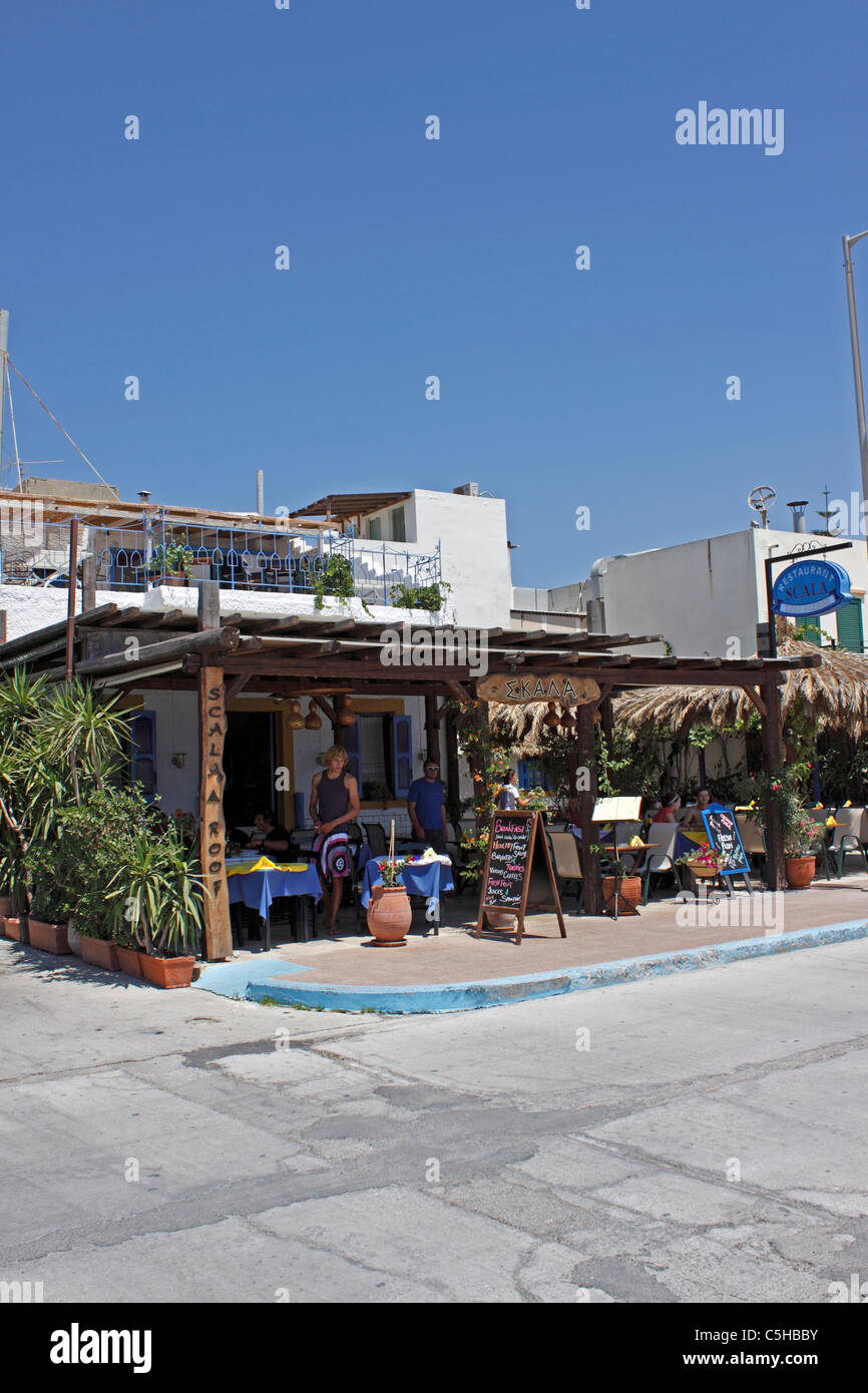 Taverne grecque traditionnelle À VASSILIKOS SUR L'île grecque de Kos. Banque D'Images