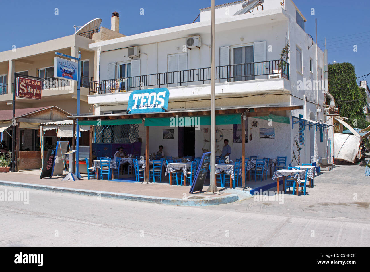 Taverne grecque traditionnelle À VASSILIKOS SUR L'île grecque de Kos. Banque D'Images