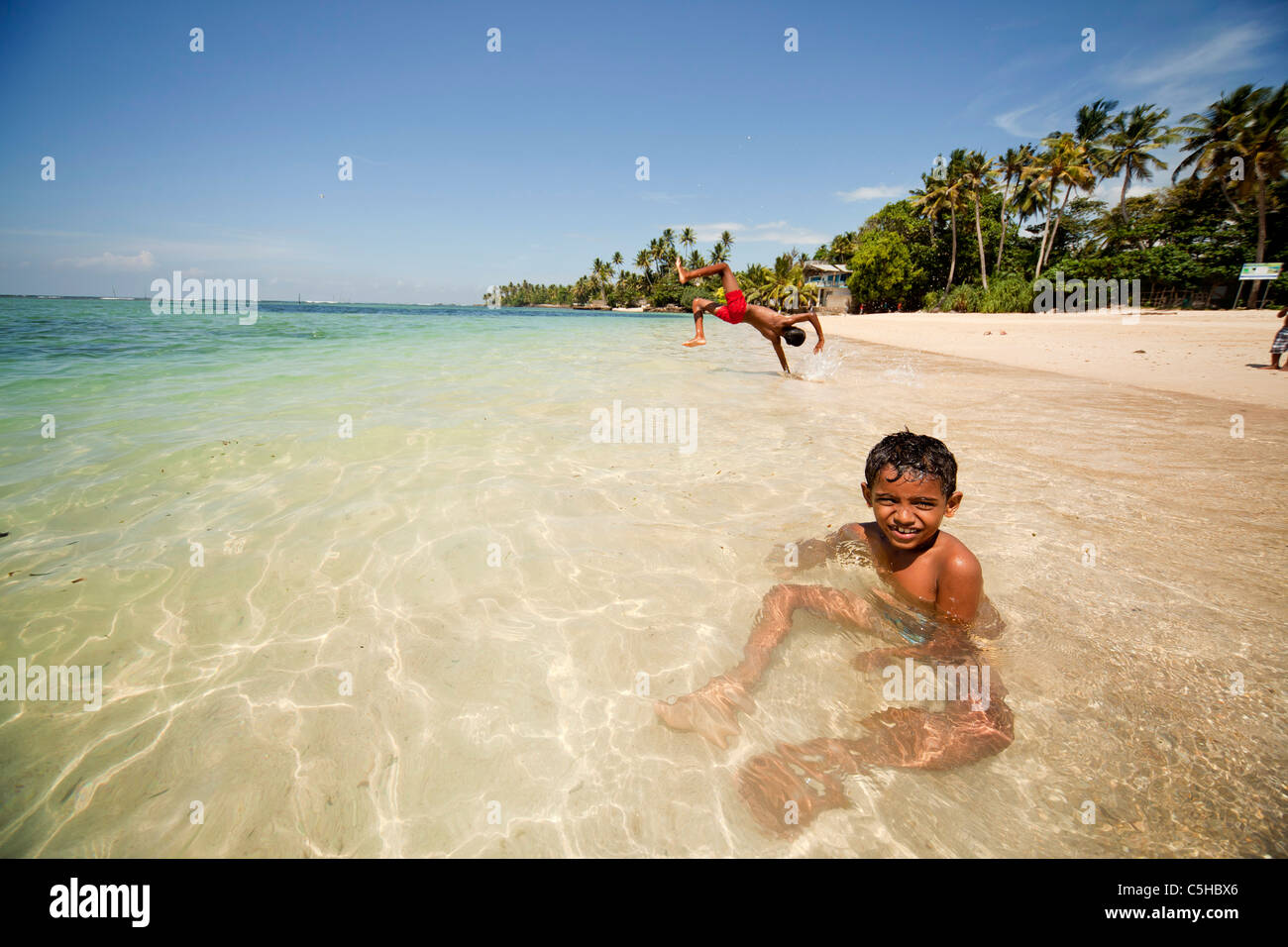 Enfants jouant sur la plage de club Koggala Village, Matara, LKA, Sri Lanka Banque D'Images