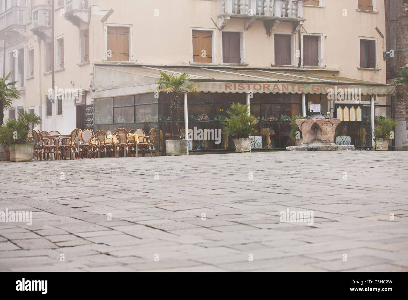Un restaurant donnant sur une place déserte, Venise, Italie Banque D'Images