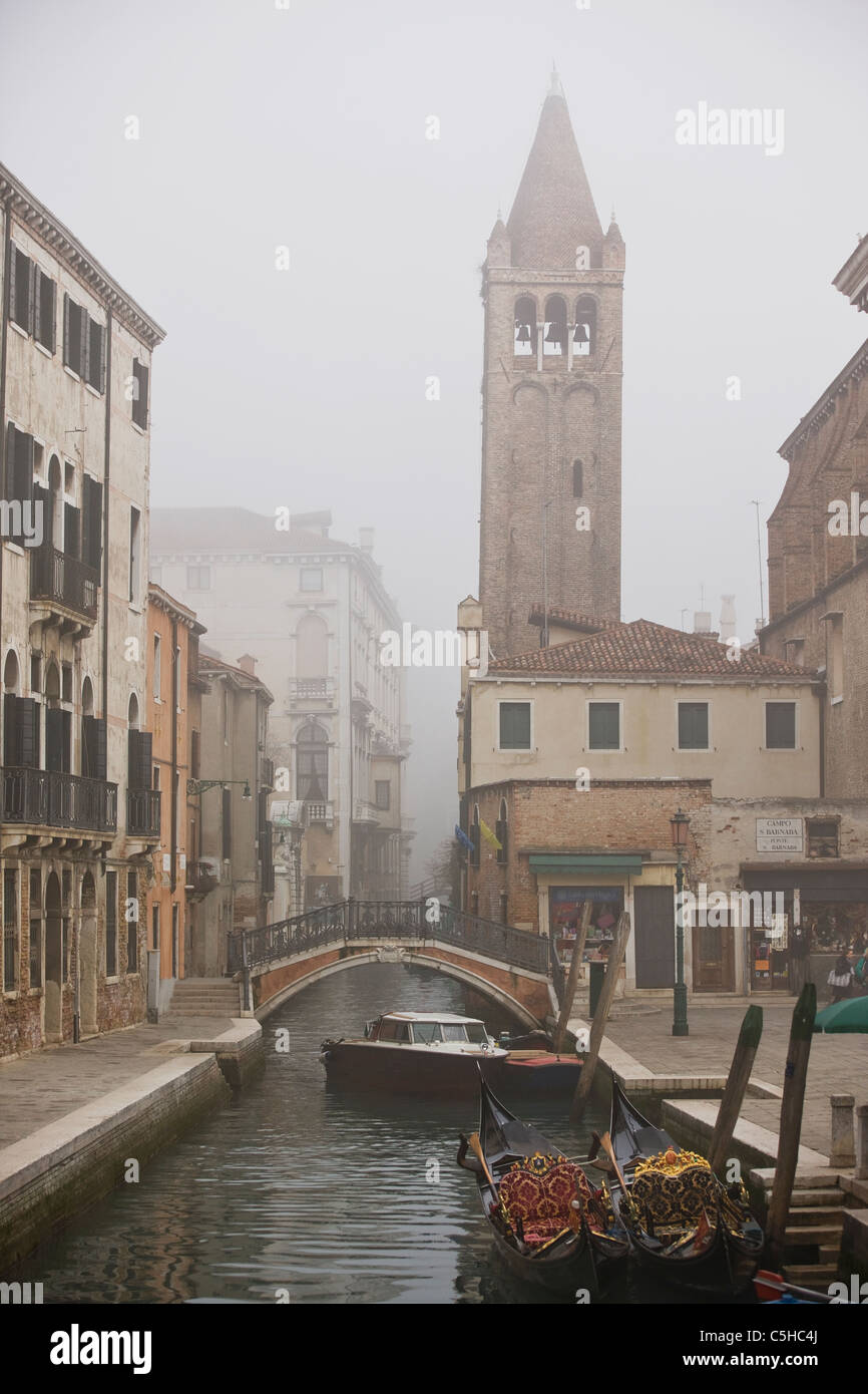 Un pont Rio San Barnaba, Dorsoduro, Venise, Italie Banque D'Images