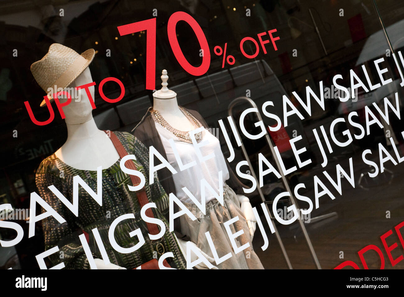 70 Off Sale Sign Sur La Fenetre De Jigsaw Mesdames Vetements Storer Covent Garden London Uk Photo Stock Alamy