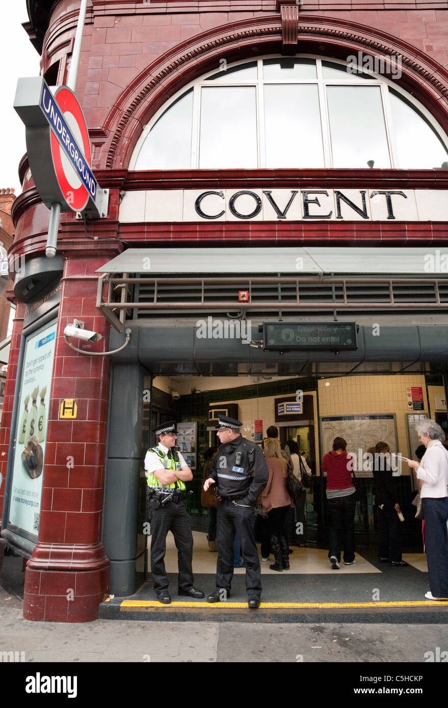 La police britannique en patrouille à la station de métro Covent garden, London UK Banque D'Images