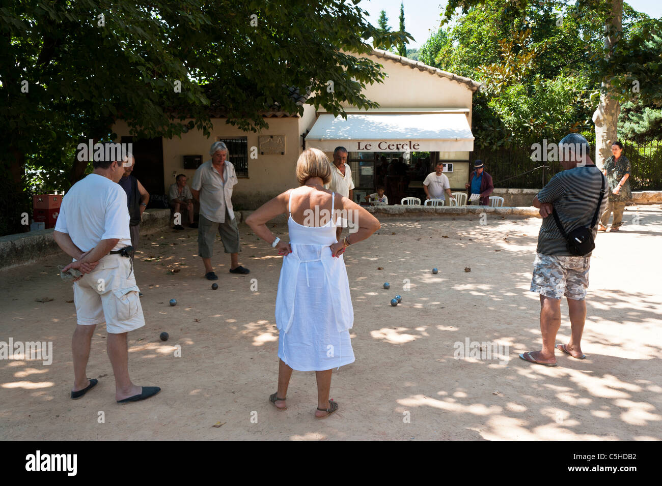 Femme jouant aux boules ou à la pétanque avec les hommes, St Paul de Vence, Provence, France Banque D'Images