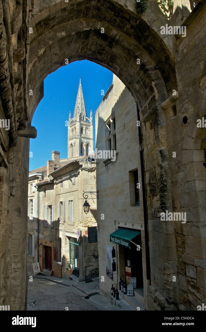 Rue étroite et clocher à travers la Porte de la Cadenède St Emilion Gironde Aquitaine France Banque D'Images