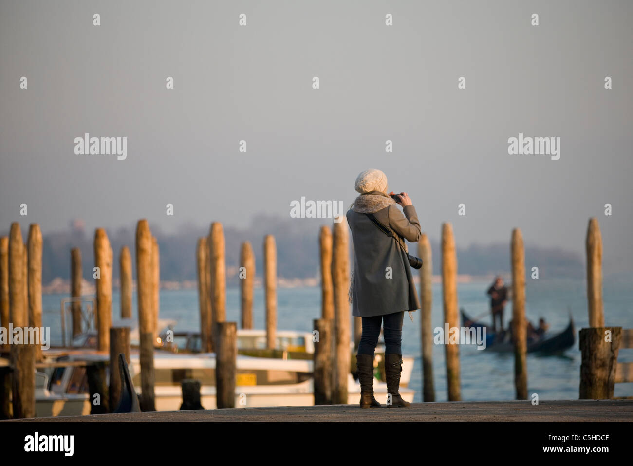Une femme prend une photo du Grand Canal, Venise, Italie Banque D'Images