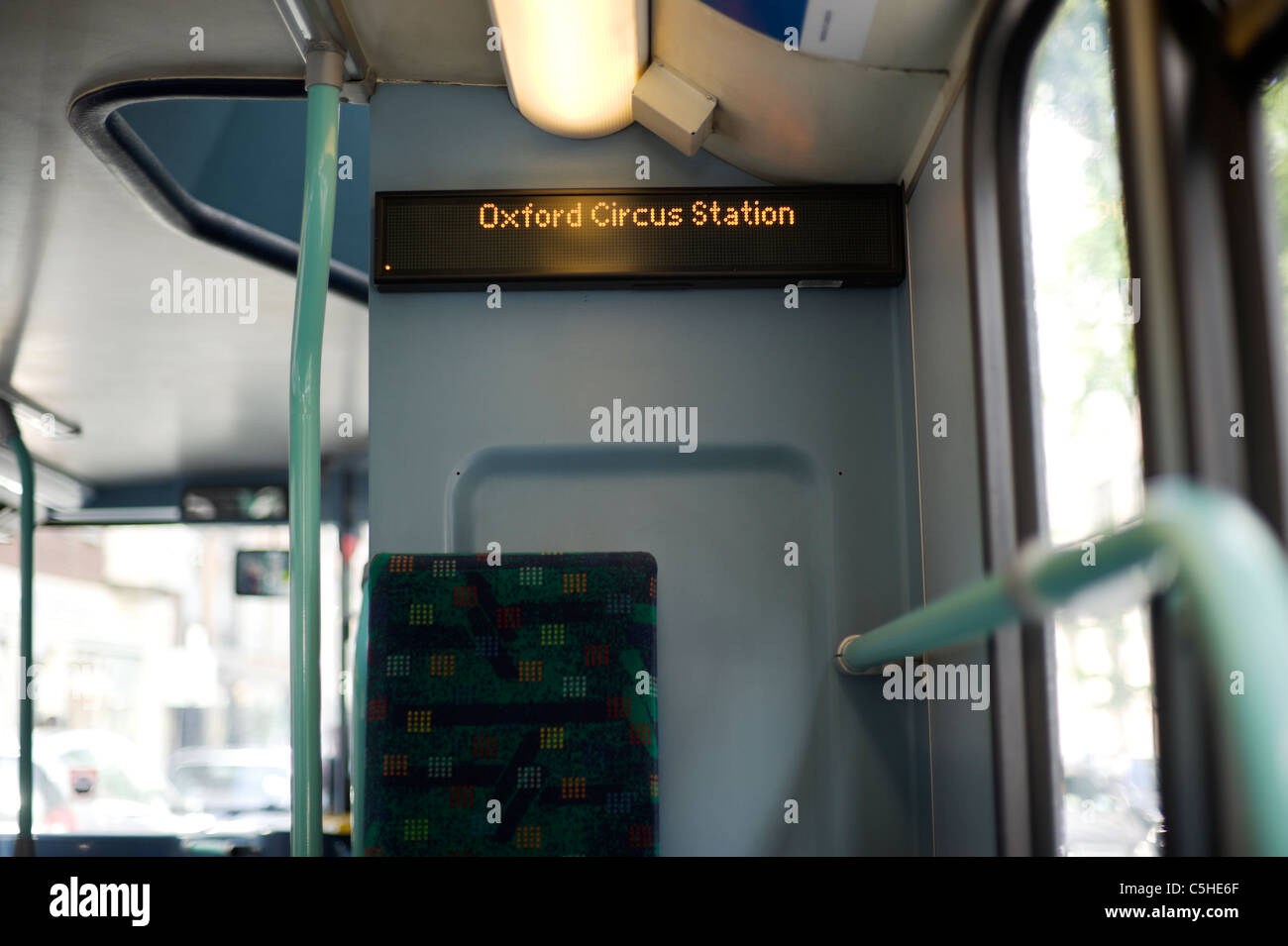 L'intérieur d'un bus près de la station Oxford Circus, Londres, Royaume-Uni. Banque D'Images
