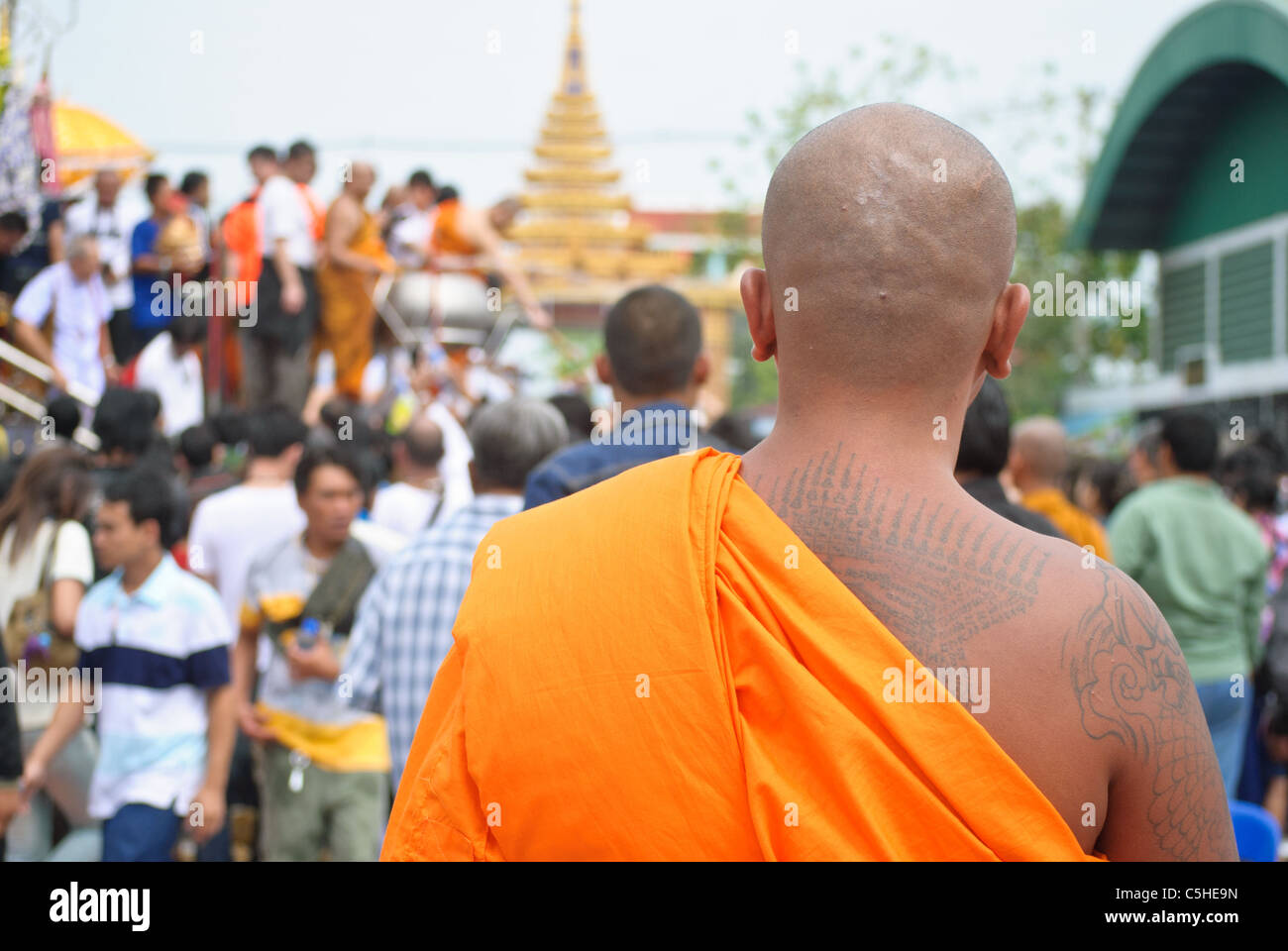 Moine tatoué participant à la Wai Khru festival à Wat Phra Bang Banque D'Images