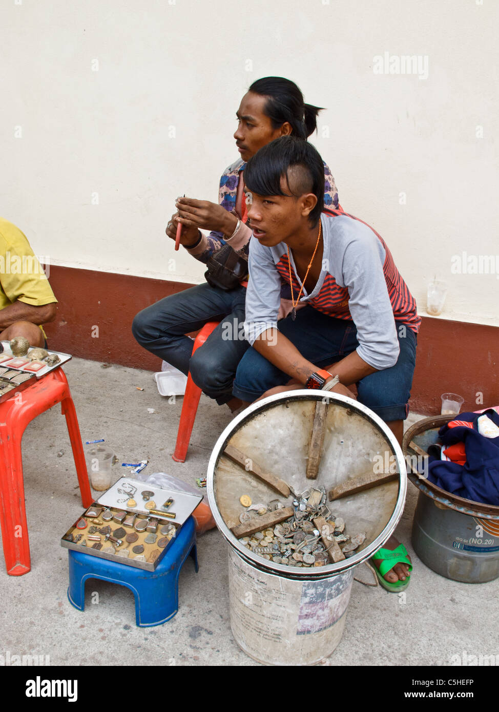 Vente de vieux hommes d'amulettes, pièces et autres trucs à la Wai Khru festival of Wat Phra Bang Banque D'Images