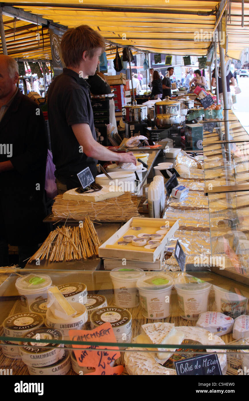 Décrochage du fromage sur un marché à Paris Banque D'Images