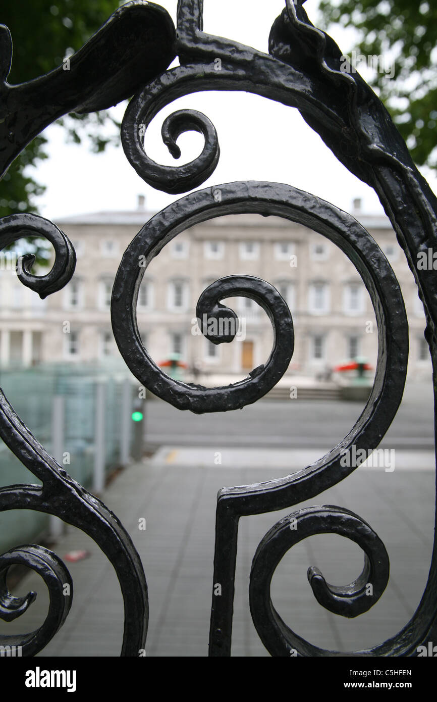 Avis de Leinster House à travers des barrières au Dail Eireann Gouvernement irlandais bâtiments sur Kildare Street à Dublin Banque D'Images