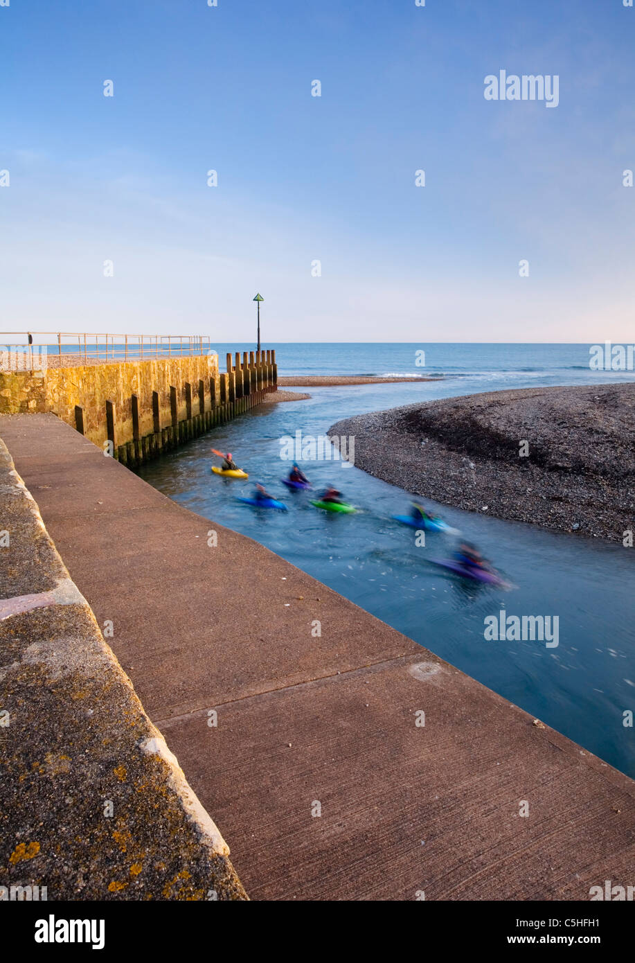 Les kayakistes entrant Axmouth Port. Devon. L'Angleterre. UK. Banque D'Images Les kayakistes entrant Axmouth Port. Devon. L'Angleterre. UK. Banque D'Images