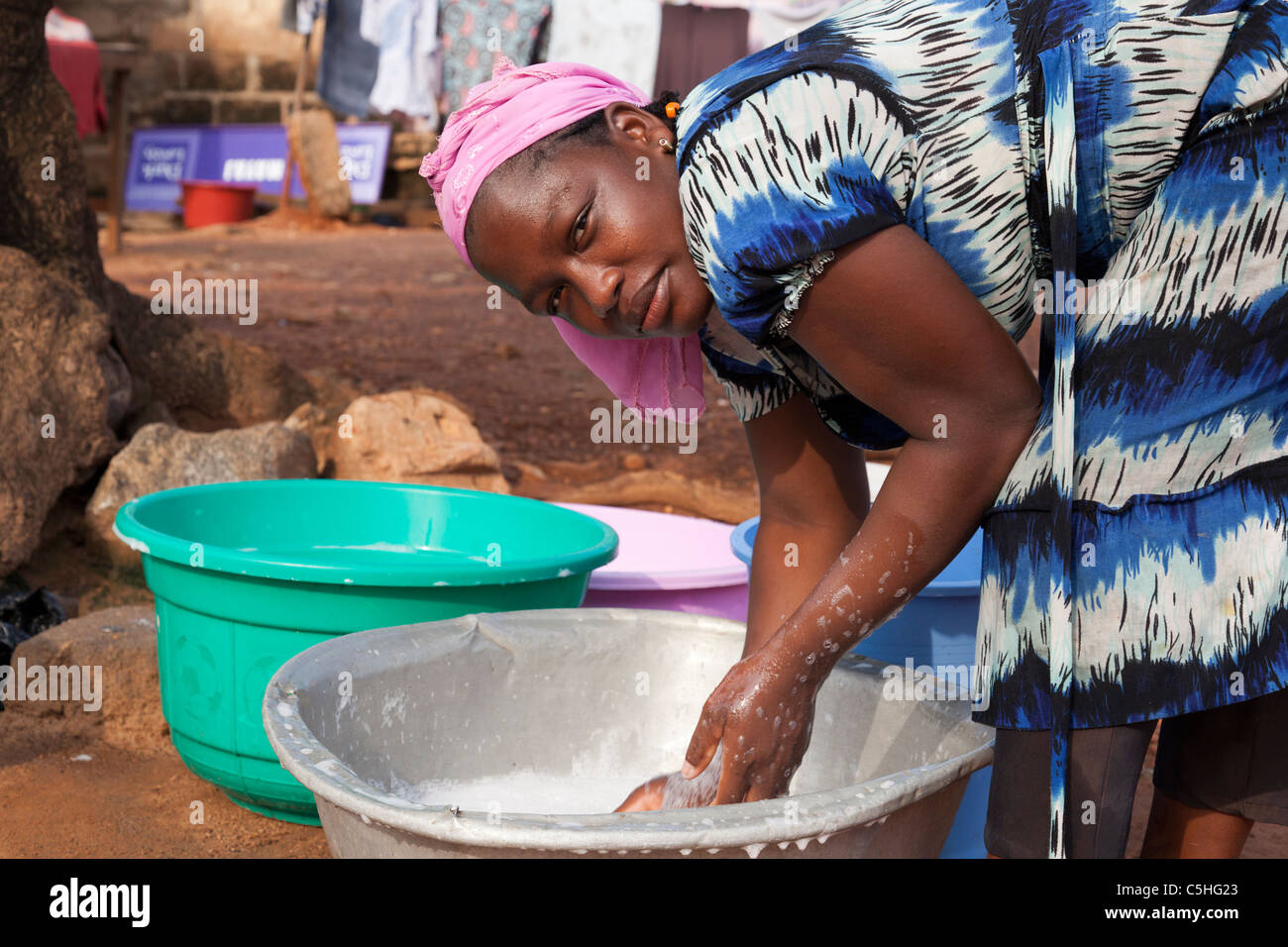 Portrait d'une femme africaine pour laver le linge à la main dans des  seaux. Accra, Ghana Photo Stock - Alamy