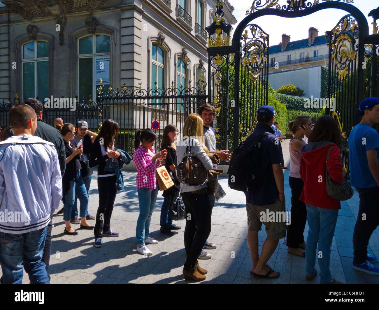 Paris, France, grande foule de gens, adolescents français faisant la queue, file d'attente, devant le magasin de vêtements 'Abercrombie & Fitch', adolescents urbains branchés des champs-Elysées Banque D'Images