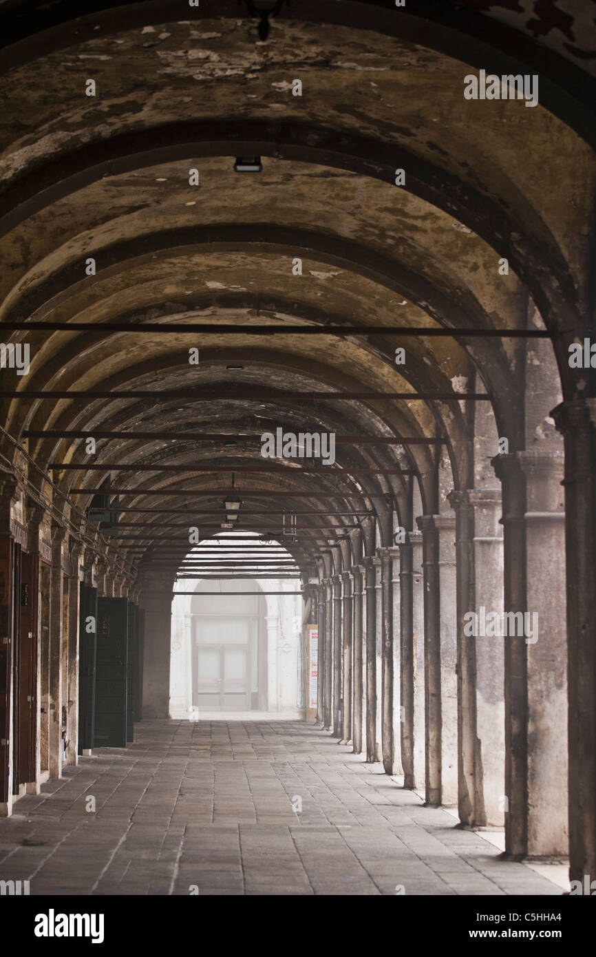 Un passage voûté, le marché du Rialto, Venise, Italie Banque D'Images