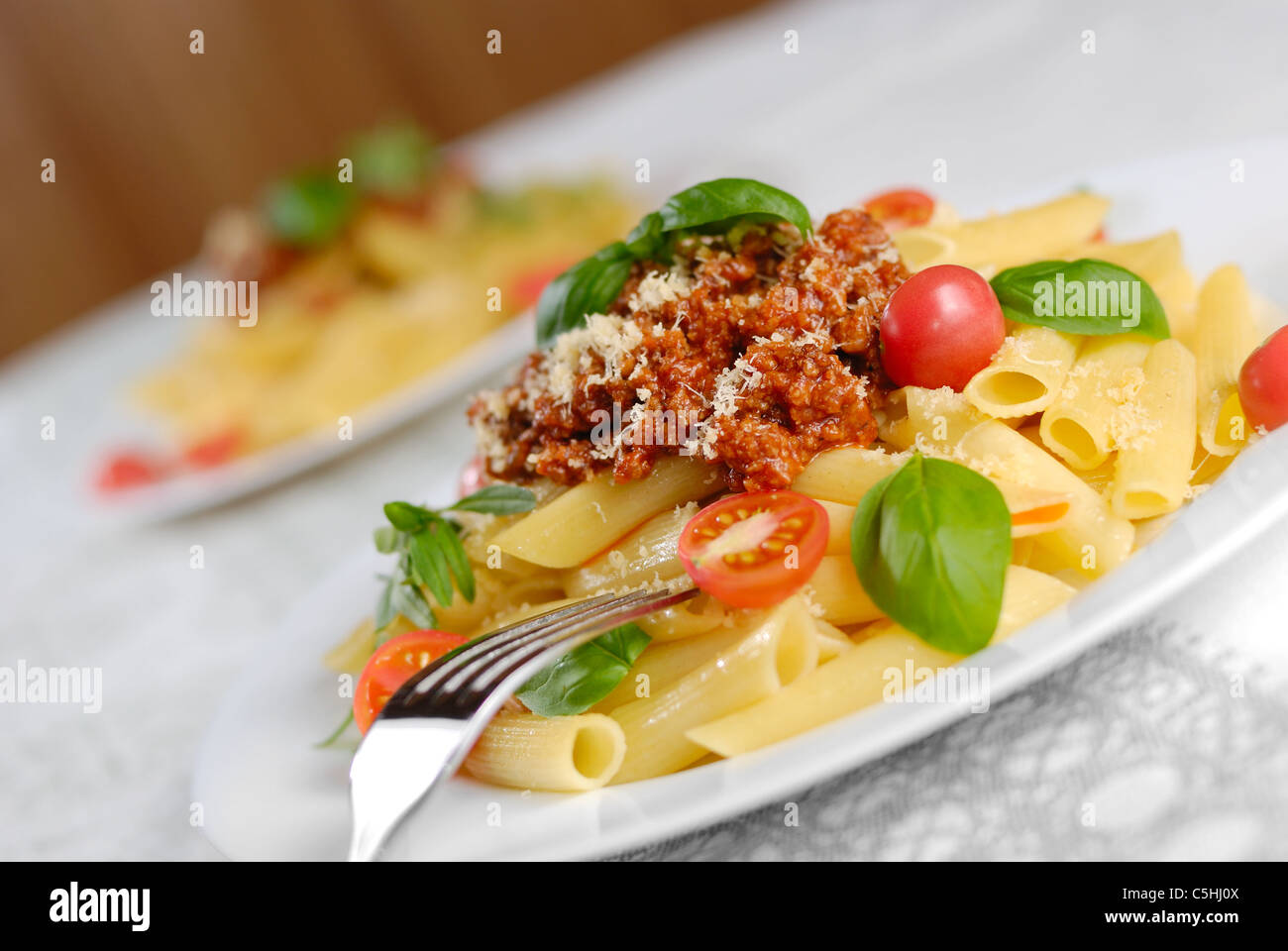 Rigatoni pâtes avec une sauce tomate viande bovine sur la table en chêne Banque D'Images