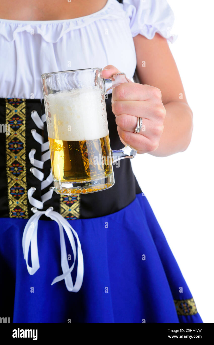 Belle femme portant un costume pour l'Oktoberfest Dirndl traditionnel Holding célébrations une bière Stein Banque D'Images