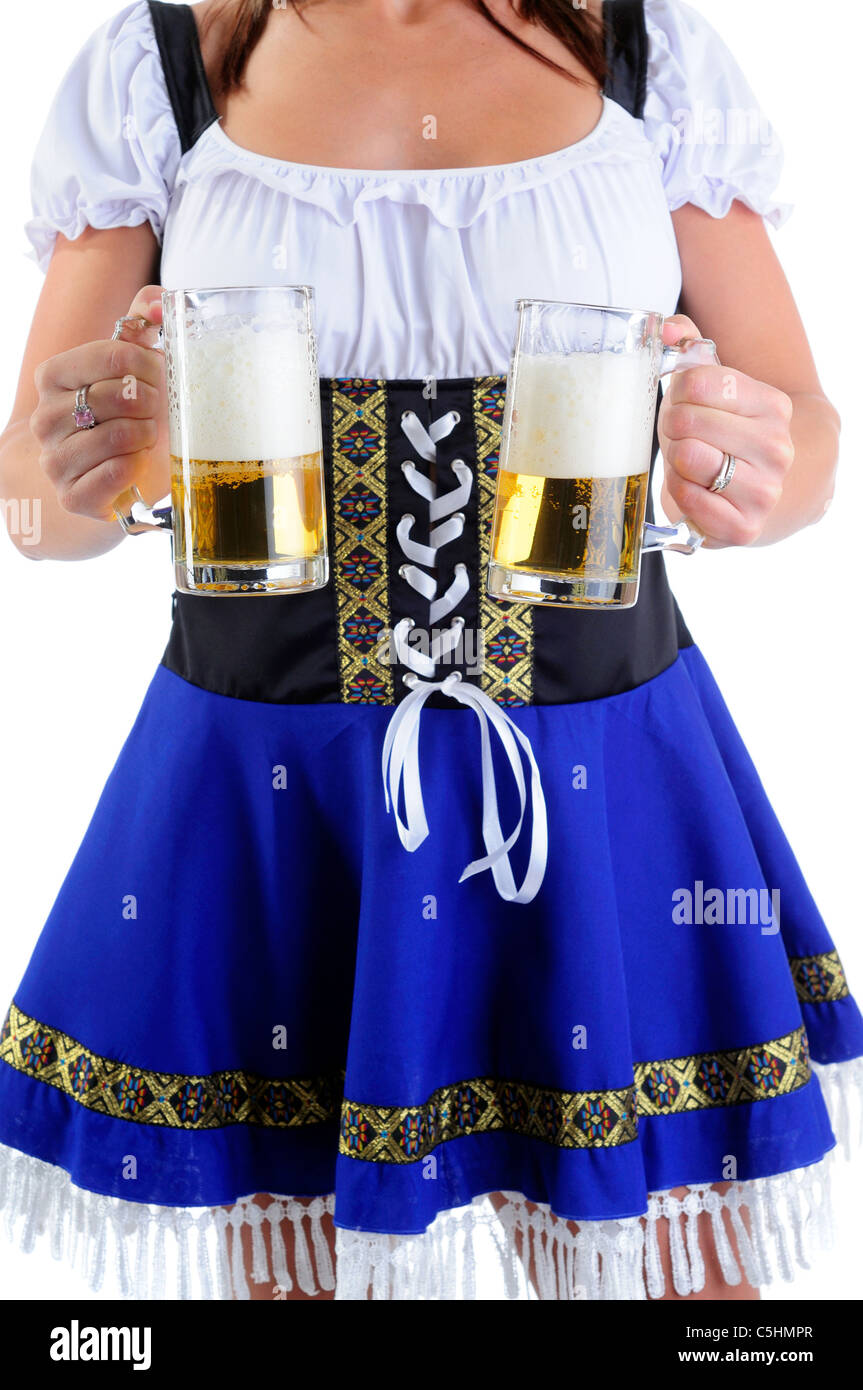 Belle femme portant un costume pour l'Oktoberfest Dirndl traditionnel tenant deux célébrations Steins Banque D'Images