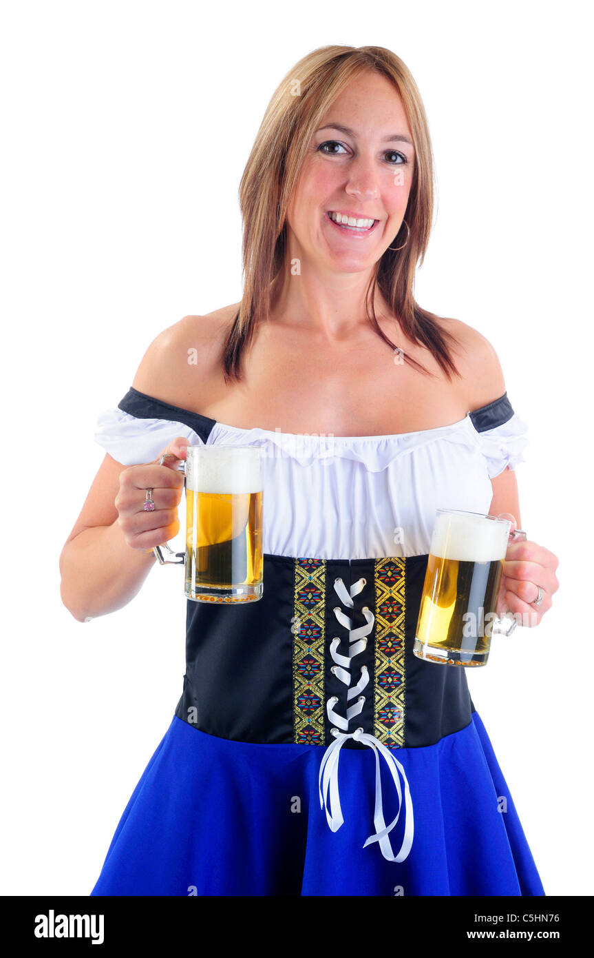 Belle femme portant un costume bleu traditionnel Oktoberfest Dirndl pour les célébrations de la tenue de deux verres à liqueur Banque D'Images