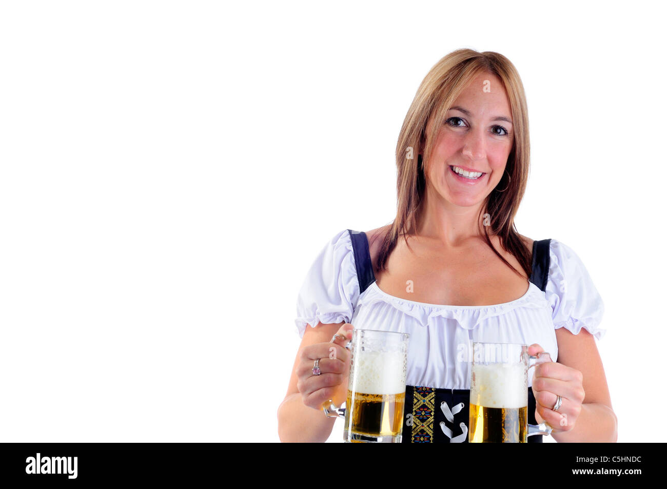 Belle femme portant un costume pour l'Oktoberfest Dirndl traditionnel tenant deux célébrations Steins en verre Banque D'Images