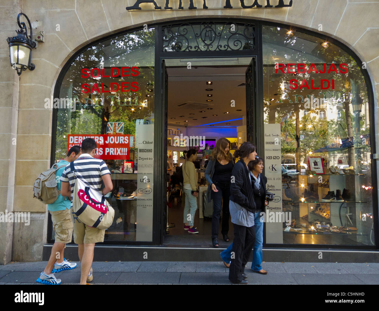 Paris, France, les adolescents Shopping, en dehors de 'Ann Tuil'  Accessoires de Mode Shop/fenêtre, entrée privée, sur "l'Avenue des Champs  Elysées Photo Stock - Alamy