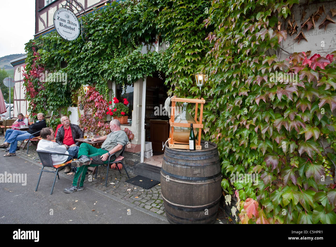 Gaststaette am Moselufer, Herbst, Mittelmosel, Mosel, restaurant au bord de l'eau, couleurs d'automne, le village de Zell, Moselle Banque D'Images