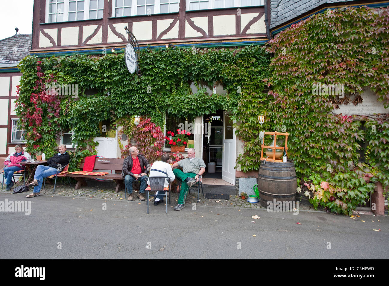 Gaststaette am Moselufer, Herbst, Mittelmosel, Mosel, restaurant au bord de l'eau, couleurs d'automne, le village de Zell, Moselle Banque D'Images