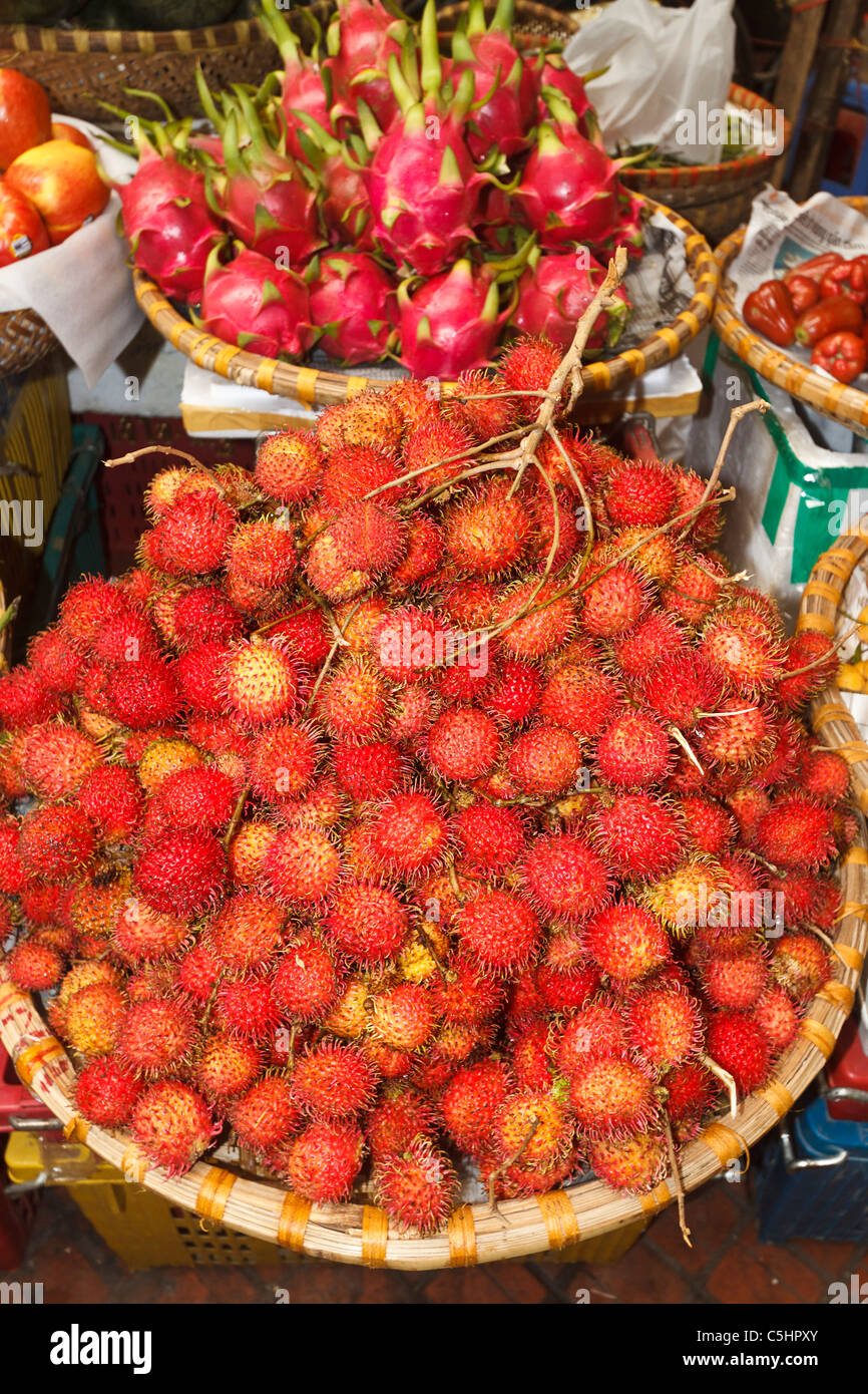 Litchi ramboutan, comme les fruits à vendre à CDM Market, un marché saturé typique dans le vieux quartier de Hanoi Banque D'Images