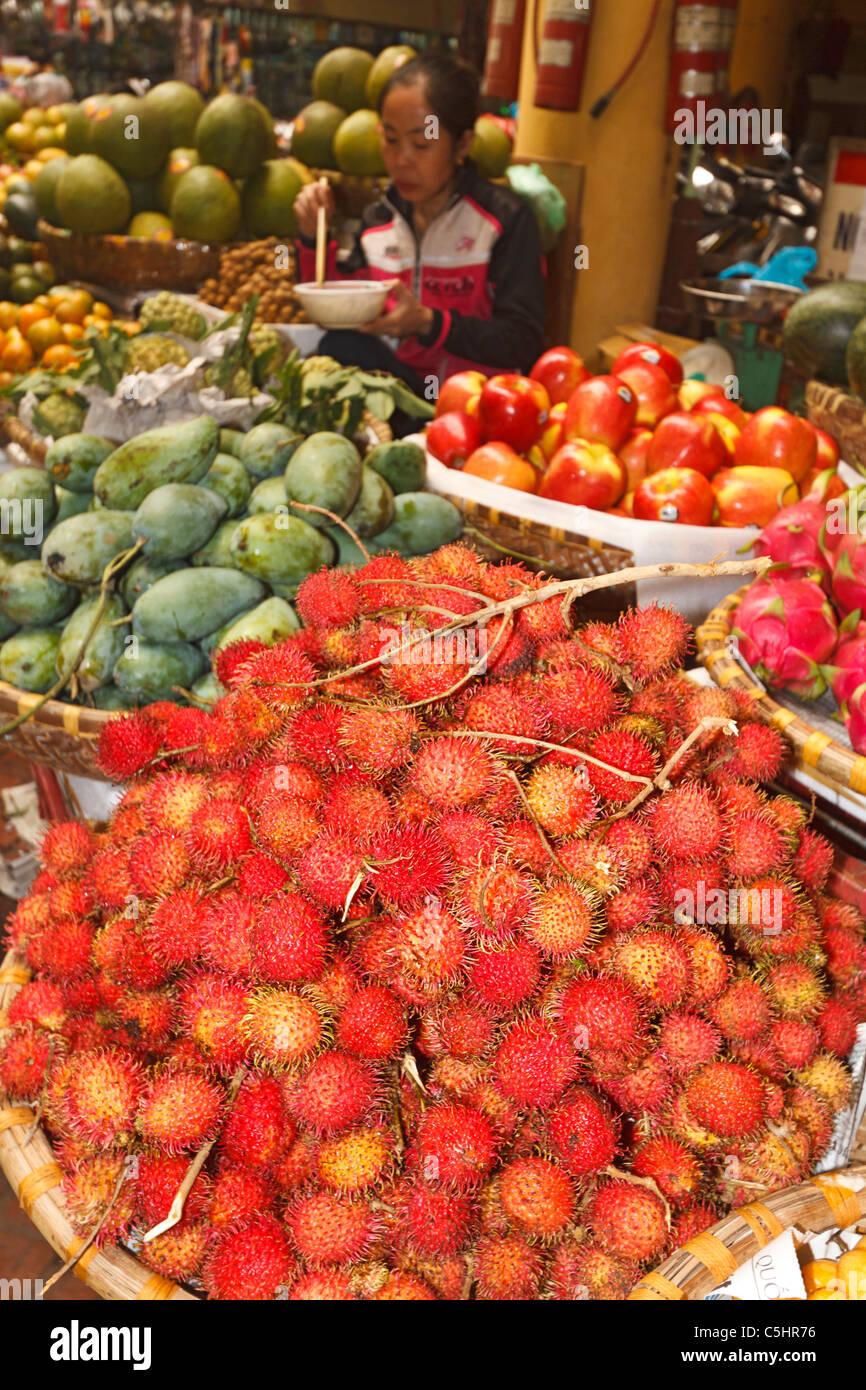 Litchi ramboutan, comme les fruits à vendre à CDM Market, un marché saturé typique dans le vieux quartier de Hanoi Banque D'Images