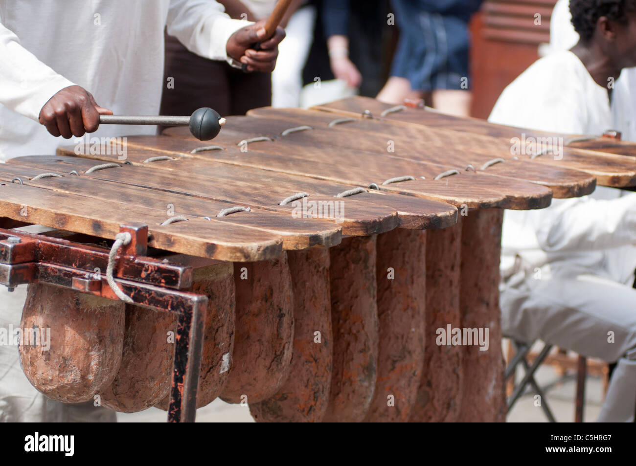 Un Balafon (xylophone africain) un instrument de musique, montrant comment  les gourdes sous les barres de bois d'amplifier le son Photo Stock - Alamy