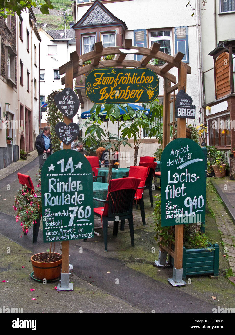 Zum froehlichen Weinberg, Strassenrestaurant in der Ortsmitte von Zell, restaurant au centre du village de Zell, Moselle Banque D'Images