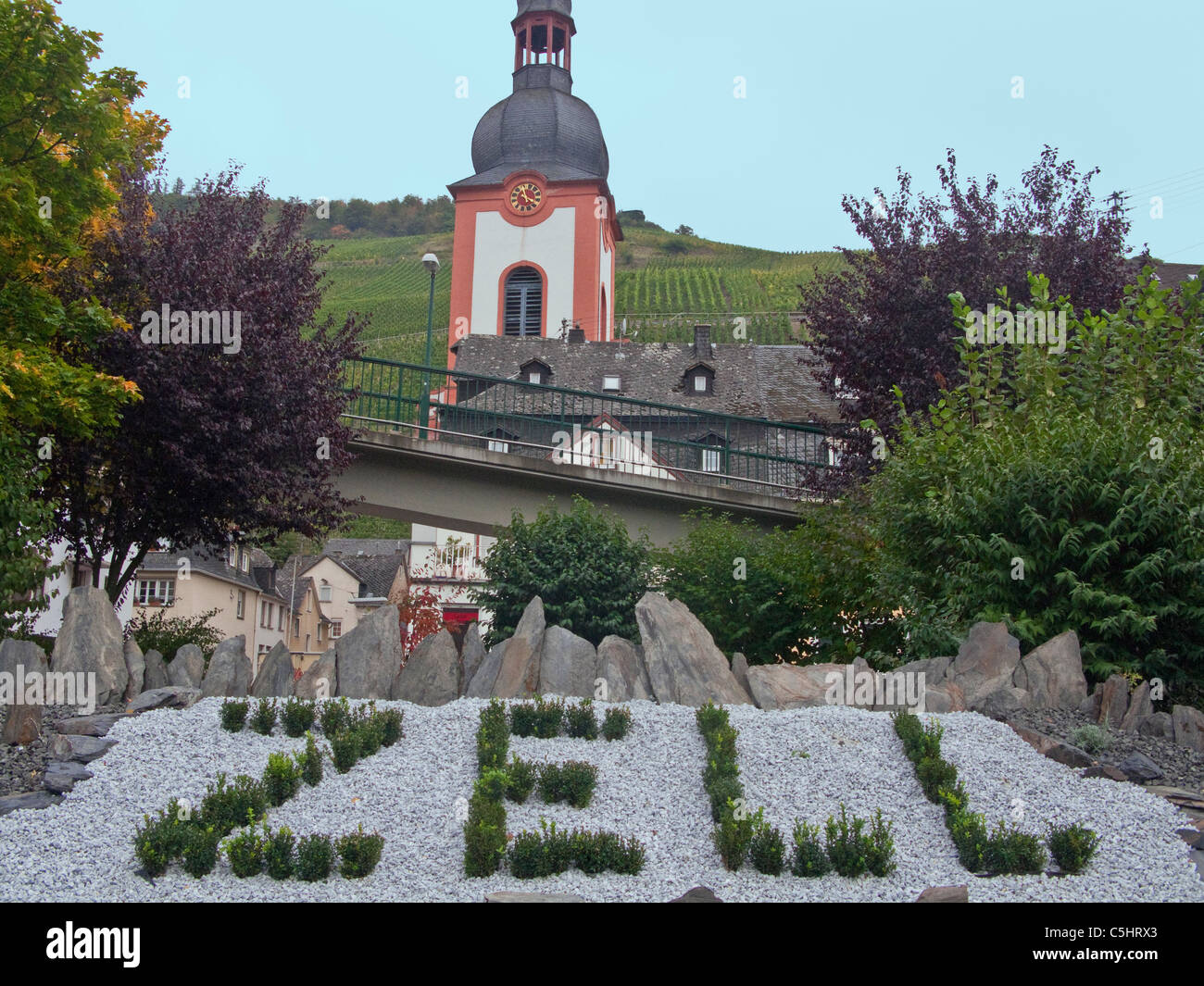 Schriftzug, Dorfname im Zentrum, Kirche, St. Peter und Paul, Zell an der Mosel, nom de Village, en lettres, Campanile, church Banque D'Images