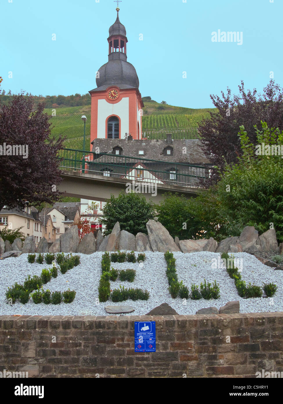 Schriftzug, Dorfname im Zentrum, Kirche, St. Peter und Paul, Zell an der Mosel, nom de Village, en lettres, Campanile, church Banque D'Images