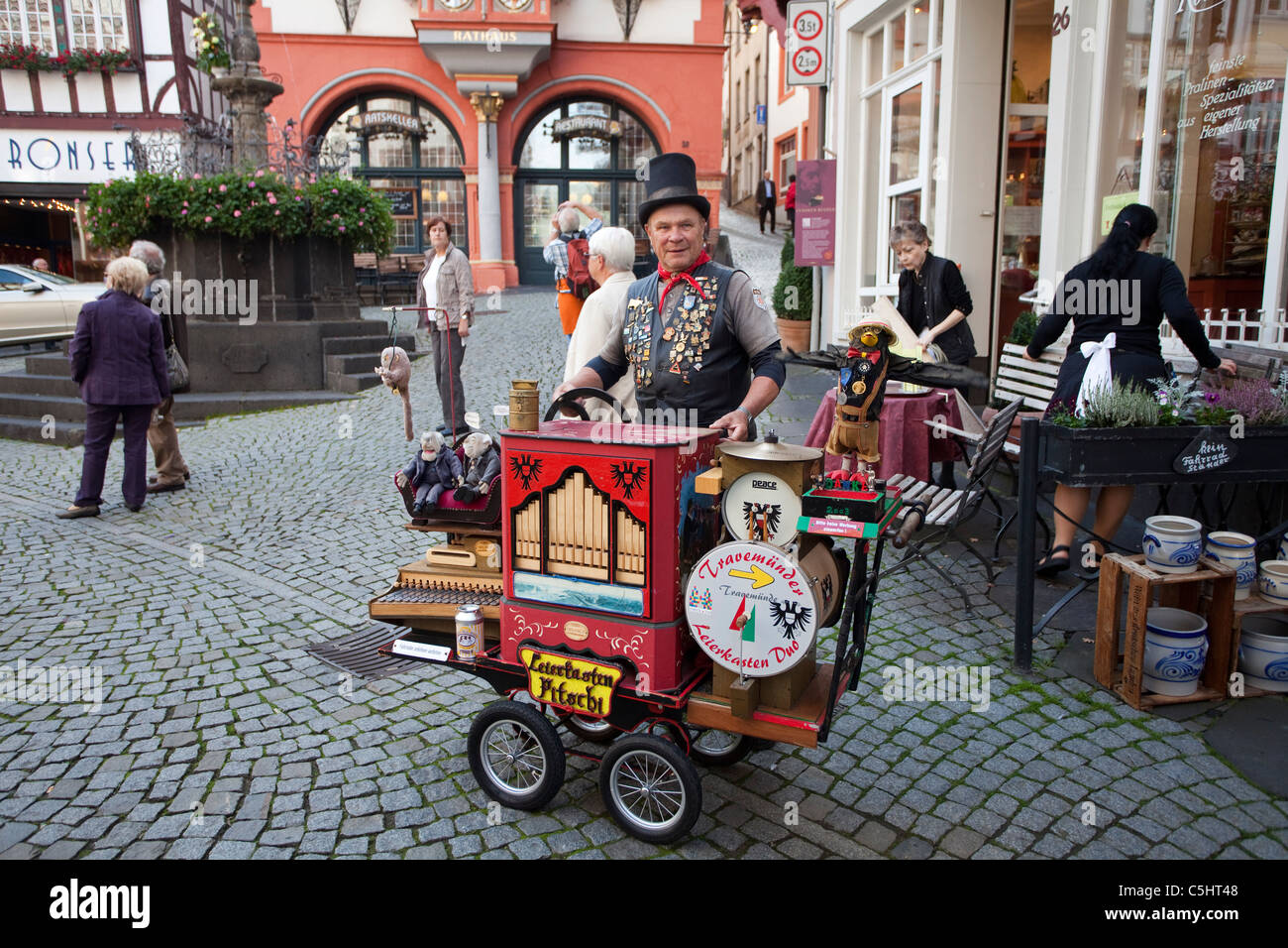 Joueur de hurdy-gurdy, orgue de canon, musacien de rue, place du marché, place du marché, Vieille ville, Bernkastel-Kues, rivière Mosel, Rhénanie-Palatinat, Allemagne Banque D'Images