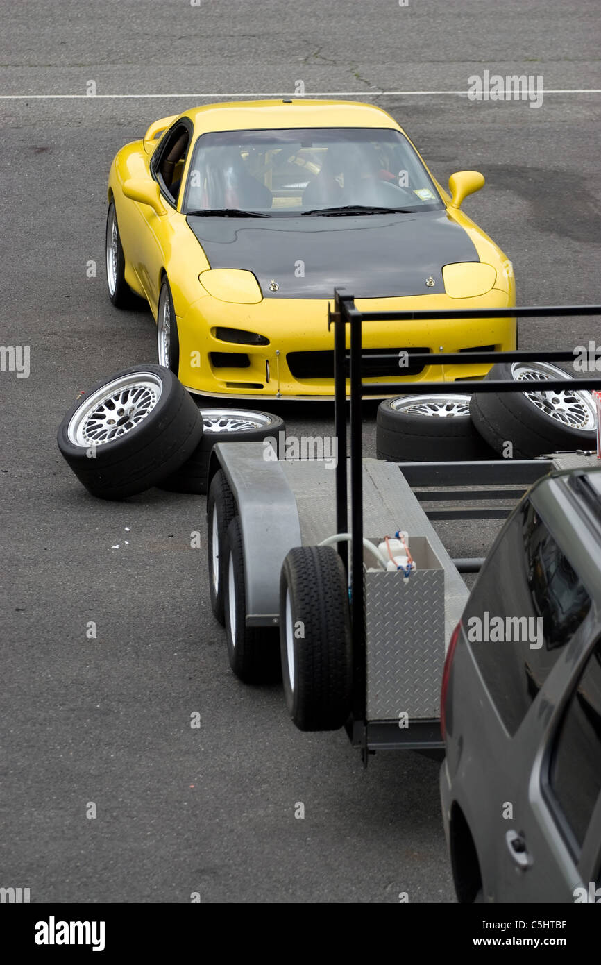 Une voiture sport jaune dans la piste de course l'aire des puits. Banque D'Images