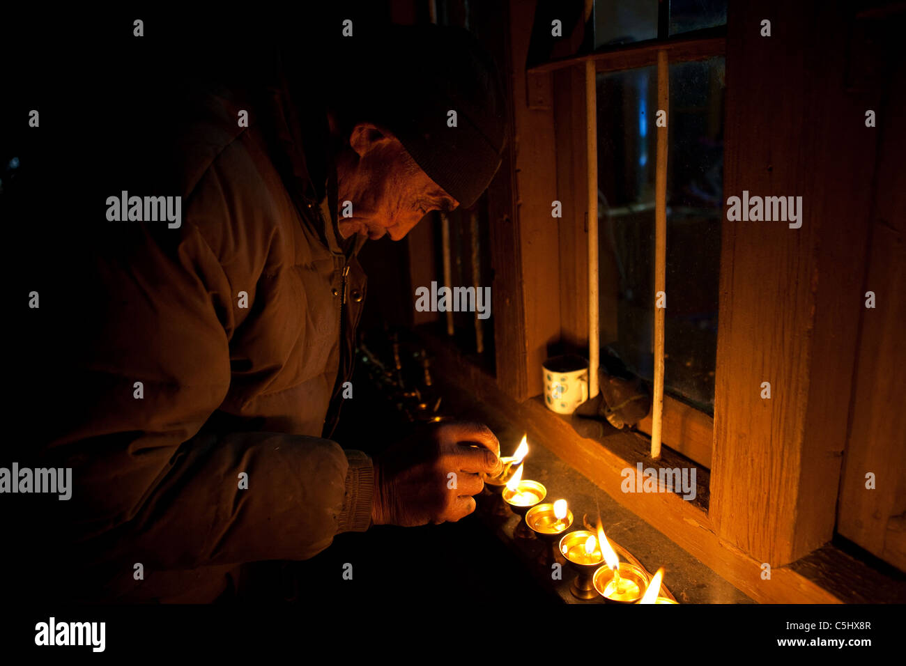 Nouvelle Année ladakhis. En raison de les inondations du mois d'août, il n'y a pas de célébrations publiques. Les gens de marquer l'occasion tranquillement à la maison. Banque D'Images