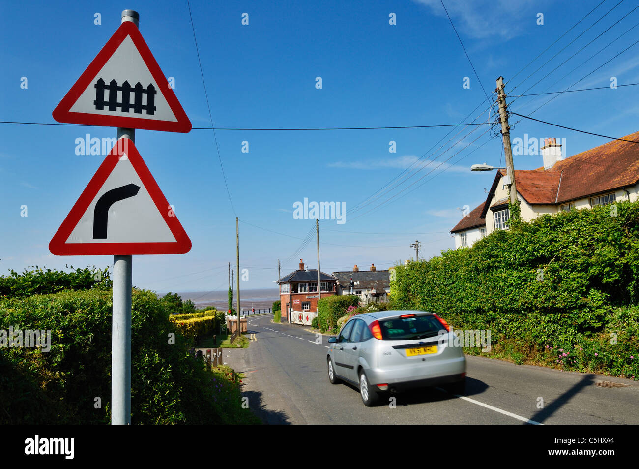 Panneaux d'avertissement à l'approche du passage à niveau à Blue Anchor, Somerset, Angleterre. Banque D'Images