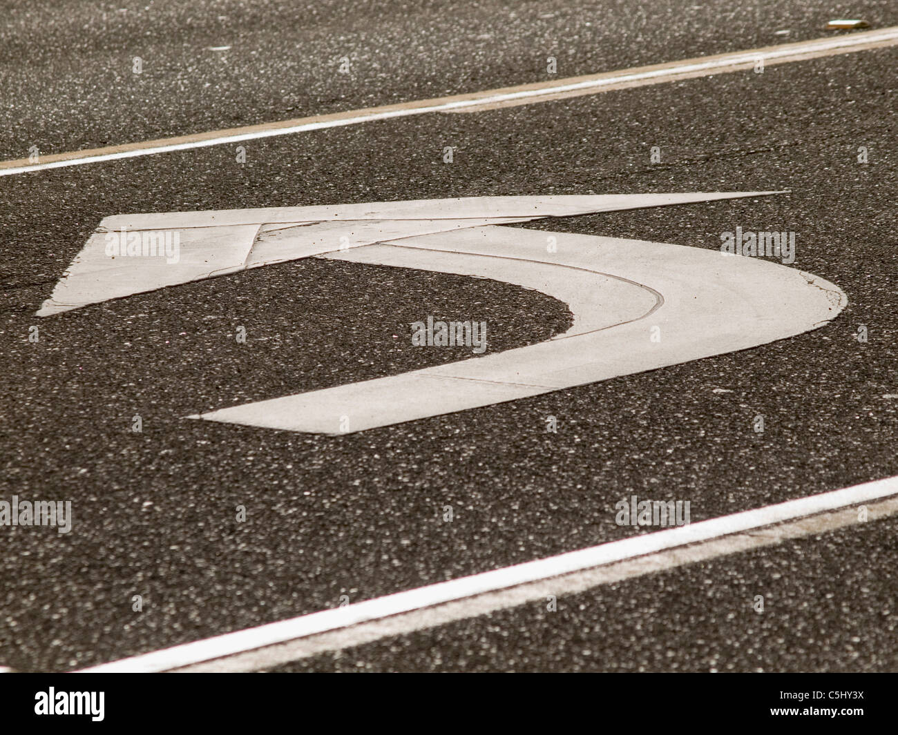 Flèches de signalisation sur route à Pismo Beach, Californie Banque D'Images