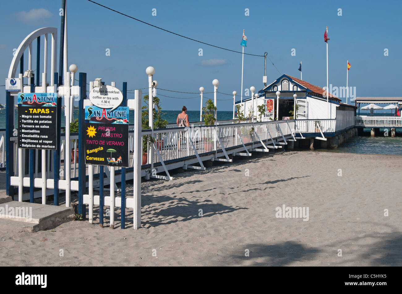 Restaurant traditionnel espagnol sur une jetée en bois sur la mer Mar Menor à Los Alcazares Murcia Costa Calida,Côte Est de l'Espagne Banque D'Images