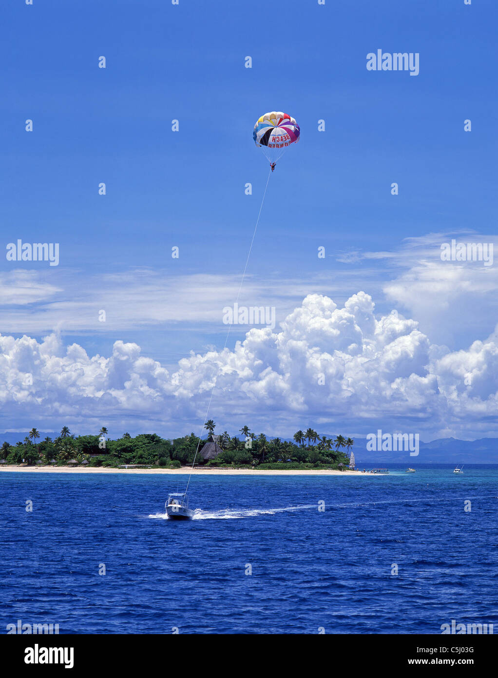 Parachute off Beachcomber Island Resort, Yasawa Islands, Viti Levu, République des Fidji Banque D'Images
