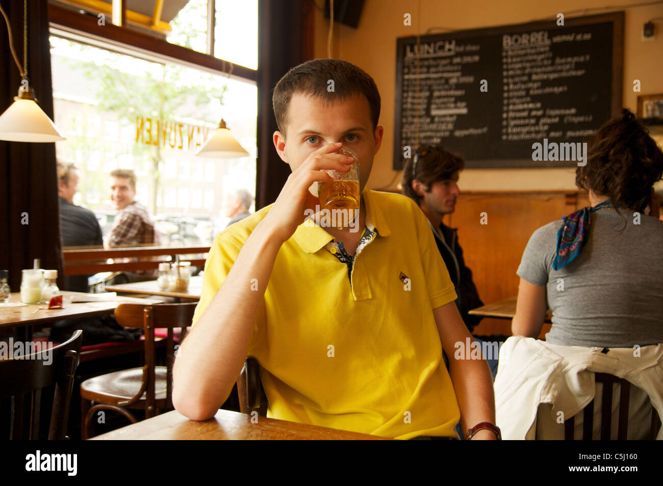 Man drinking beer in Amsterdam's pub Banque D'Images