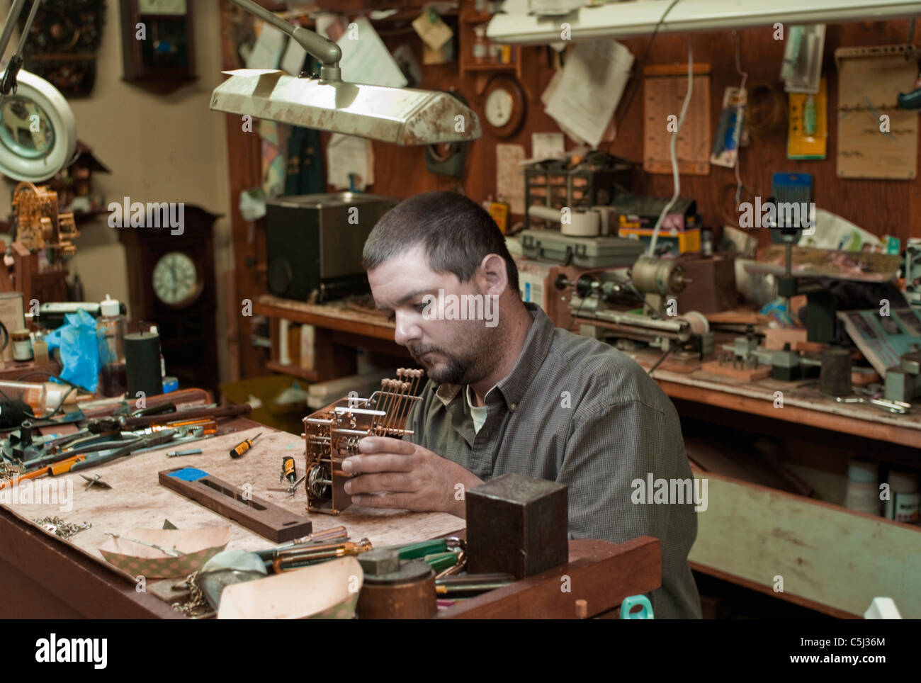 Sjobeck Puce, spécialiste de la réparation de l'horloge dans son magasin à South Royalton. Libéré. Banque D'Images