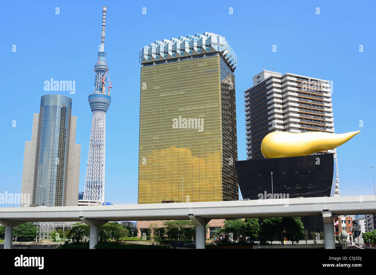 Bâtiments y compris Tokyo Sky Tree dans le quartier de Sumida, Tokyo, Japon. Banque D'Images