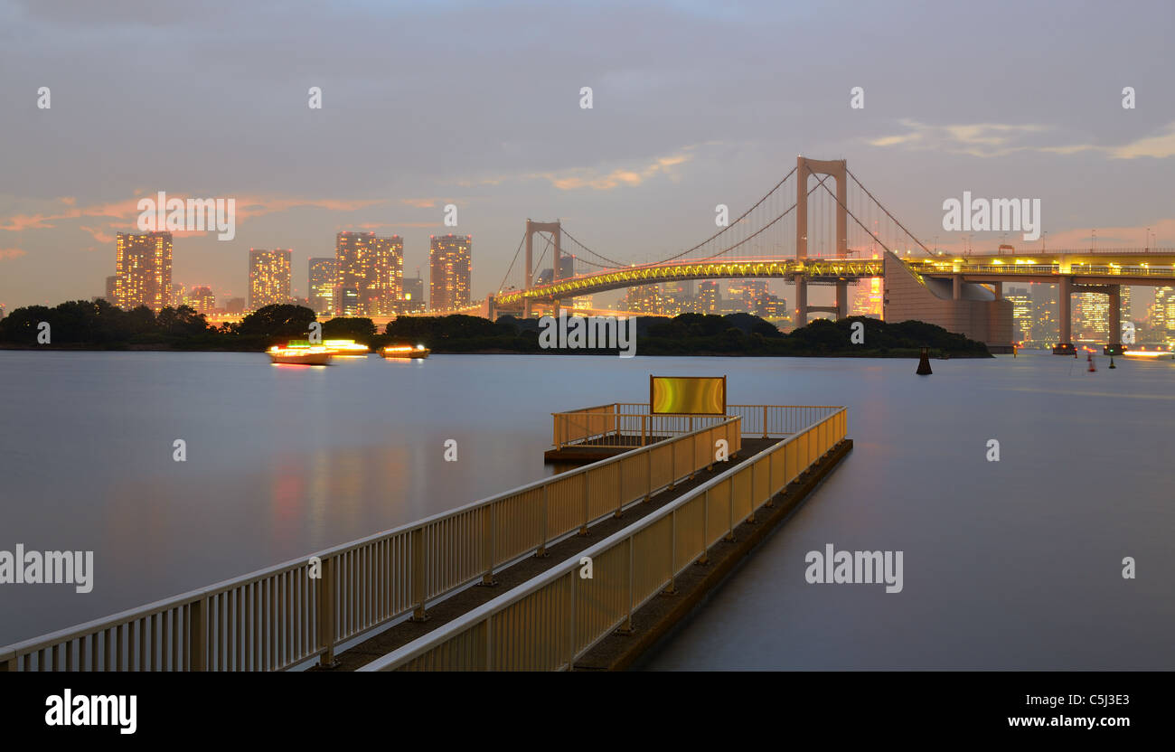 Rainbow Bridge à Tokyo sans son éclairage caractéristique en raison des efforts de conservation de l'énergie dans le sillage de la crise nucléaire. Banque D'Images