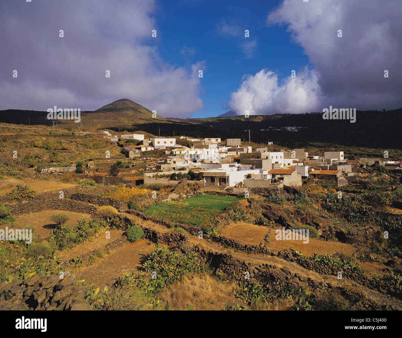 Hill village près de Santiago del Teide Le Teide dans les nuages derrière, Tenerife, Îles Canaries Banque D'Images